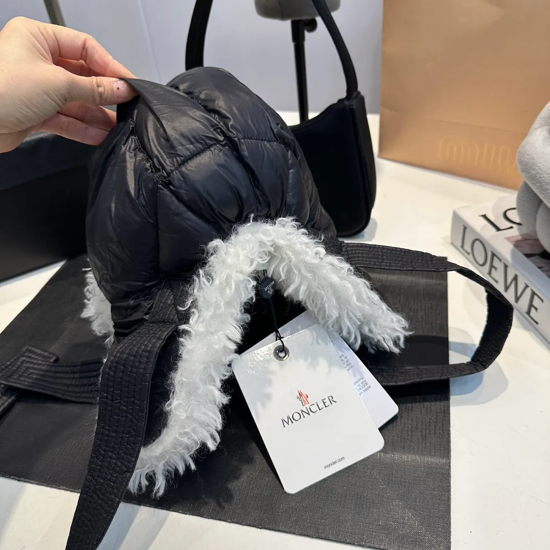 P80 Moncler Muzzle Lei Feng Hat is super warm. This teddy bear jacket is made of high-end blended lamb wool fabric. It feels really good and super soft. The plush material and goose down filling make it visually warm and full of security. This is a must-have lamb down cotton hat for autumn and winter.