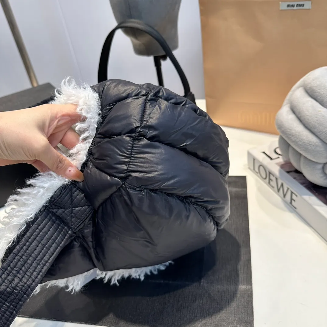 P80 Moncler Muzzle Lei Feng Hat is super warm. This teddy bear jacket is made of high-end blended lamb wool fabric. It feels really good and super soft. The plush material and goose down filling make it visually warm and full of security. This is a must-have lamb down cotton hat for autumn and winter.