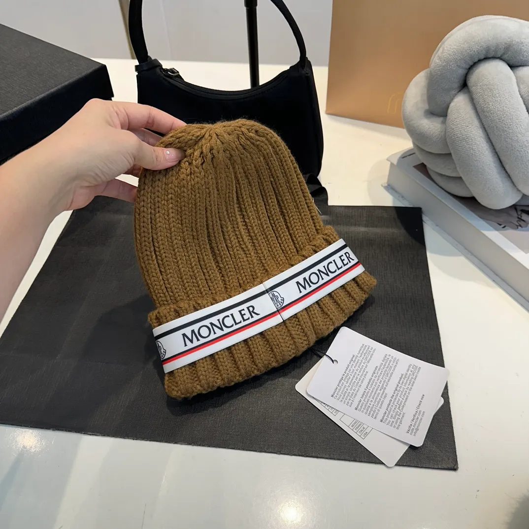 P70 Moncler Mouth Mouth, the latest model from the official website 🆕 Thick knitted beanie for autumn and winter. The knitted hat is a must-have for winter wear®️. It not only has the function of preventing cold, but also serves as a match to enhance the winter atmosphere. At the same time, thick knitted beanie is also very friendly to friends with big heads!