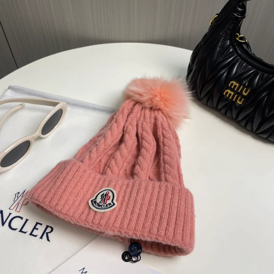 P90 with dust bag Moncler👒Classic original single-mouthed knitted wool hat, made of selected wool fabrics with ultra-high wool content‼ ️It feels super soft and has excellent elasticity. The rabbit fur ball is high-end, age-reducing and super warm!