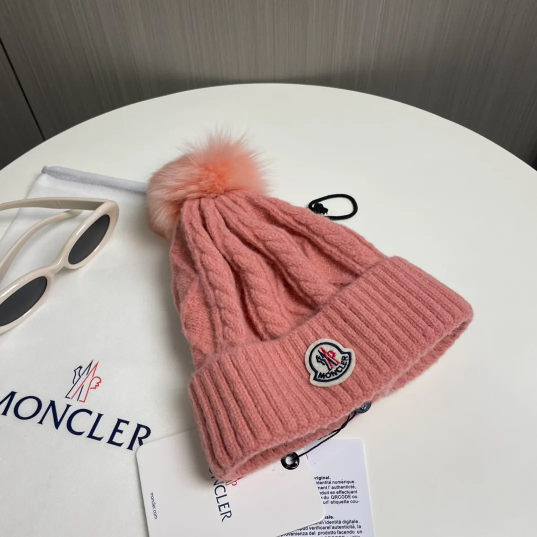 P90 with dust bag Moncler👒Classic original single-mouthed knitted wool hat, made of selected wool fabrics with ultra-high wool content‼ ️It feels super soft and has excellent elasticity. The rabbit fur ball is high-end, age-reducing and super warm!