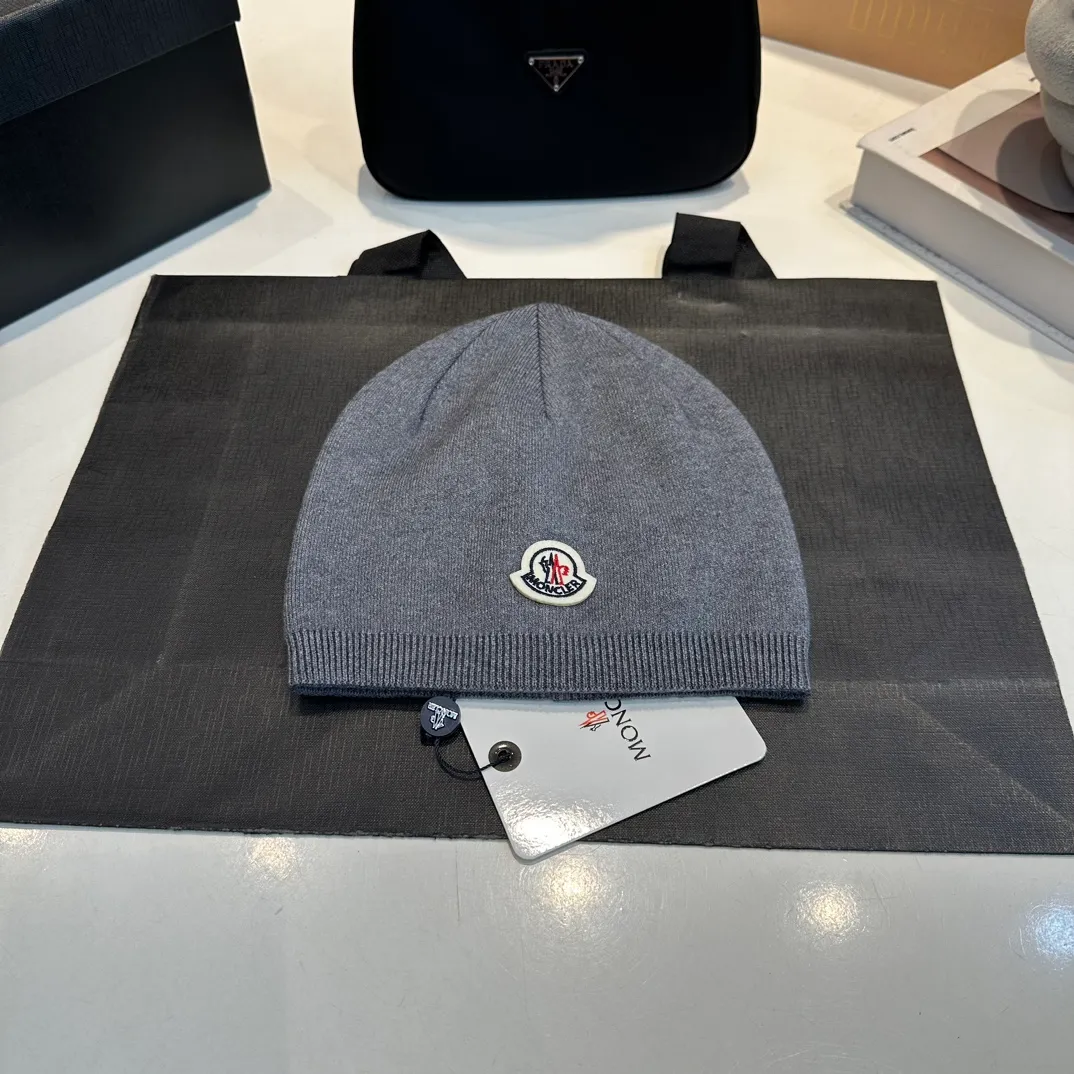 P50 Moncler 💥 Official website classic knitted hat, replica of the original. Very soft and skin-friendly, very elastic 💓 Textured and very versatile style ~ Warm cashmere woolen hat, one size fits all and elastic ~ Unisex, can be worn by any head size. Super quality, highly recommended