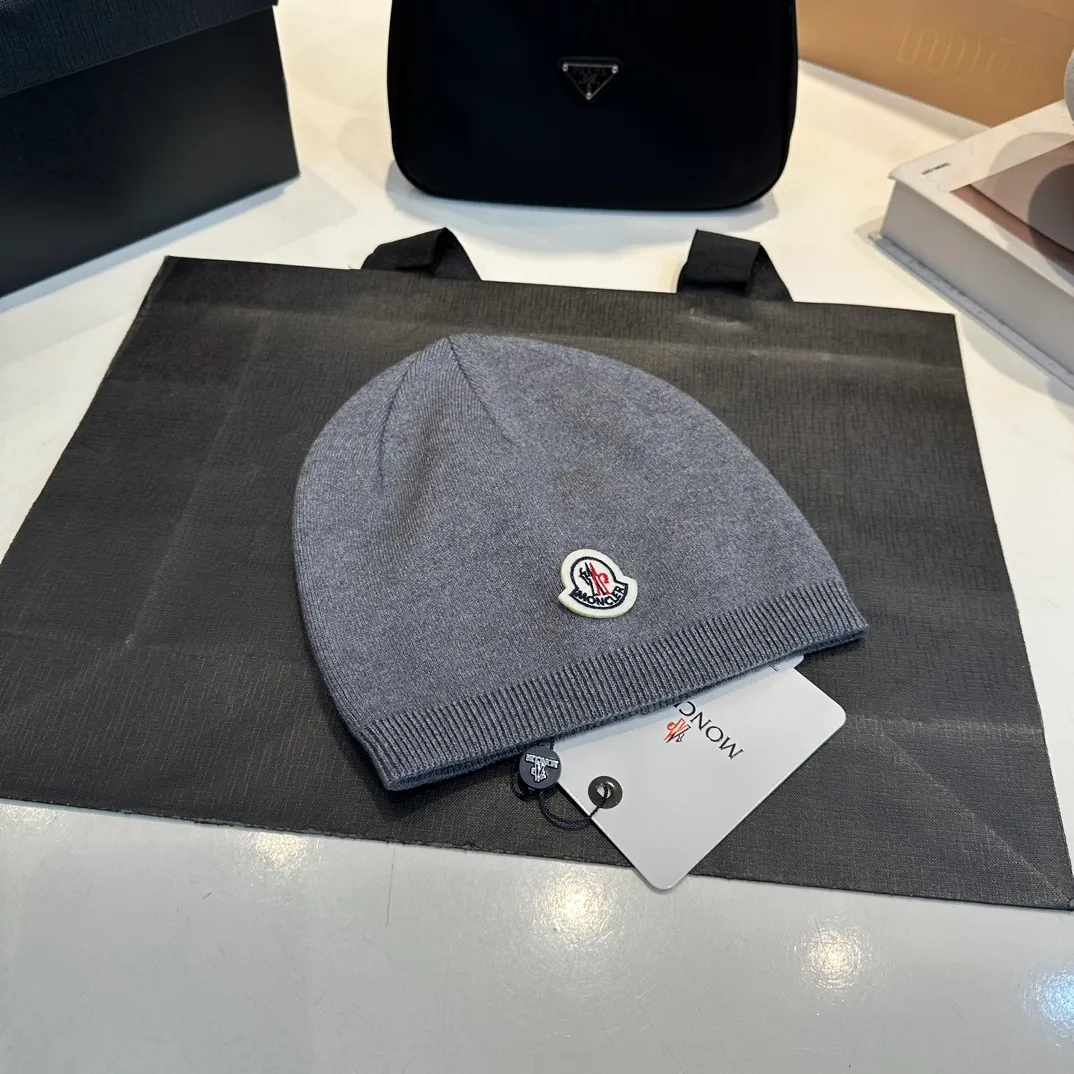 P50 Moncler 💥 Official website classic knitted hat, replica of the original. Very soft and skin-friendly, very elastic 💓 Textured and very versatile style ~ Warm cashmere woolen hat, one size fits all and elastic ~ Unisex, can be worn by any head size. Super quality, highly recommended
