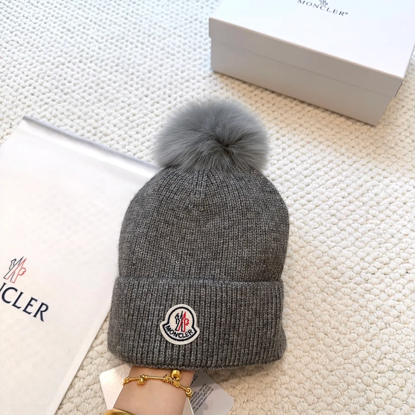 P80 with dust bag, high version Moncler Moncler 💥Official website classic knitted hat, replica of the original. Very soft and skin-friendly, very elastic 💓 Textured and very versatile style ~ Warm cashmere woolen hat, one size fits all and elastic ~ Unisex, can be worn by any head size. Super quality, highly recommended