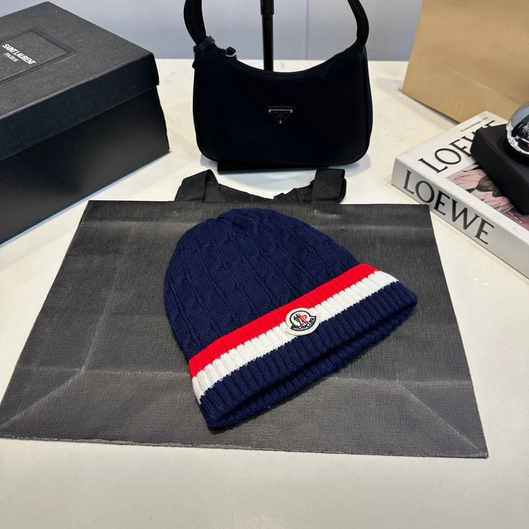 p50 Moncler's new wool beanie is furry on the head. It is warm and comfortable. It is the best partner in winter when paired with a coat or a down jacket.