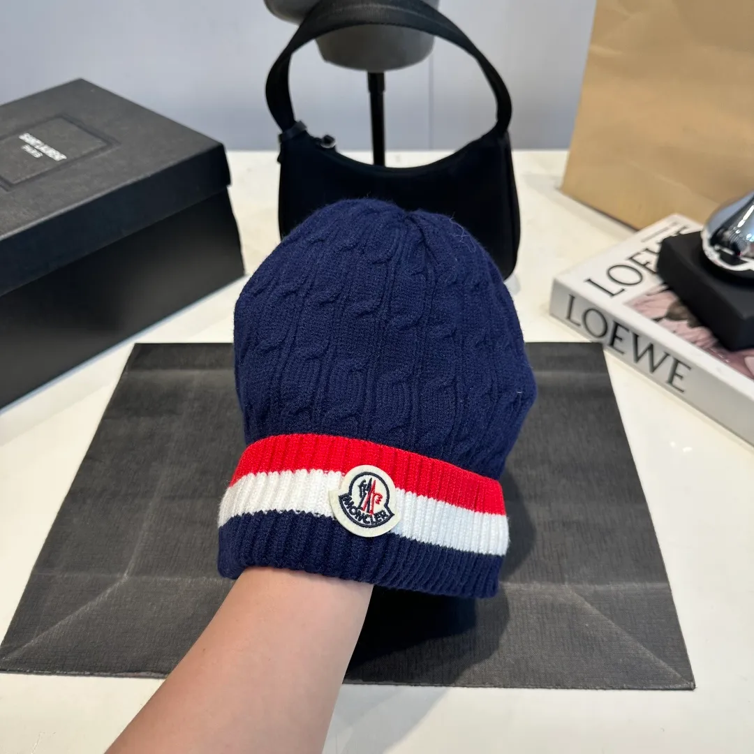p50 Moncler's new wool beanie is furry on the head. It is warm and comfortable. It is the best partner in winter when paired with a coat or a down jacket.