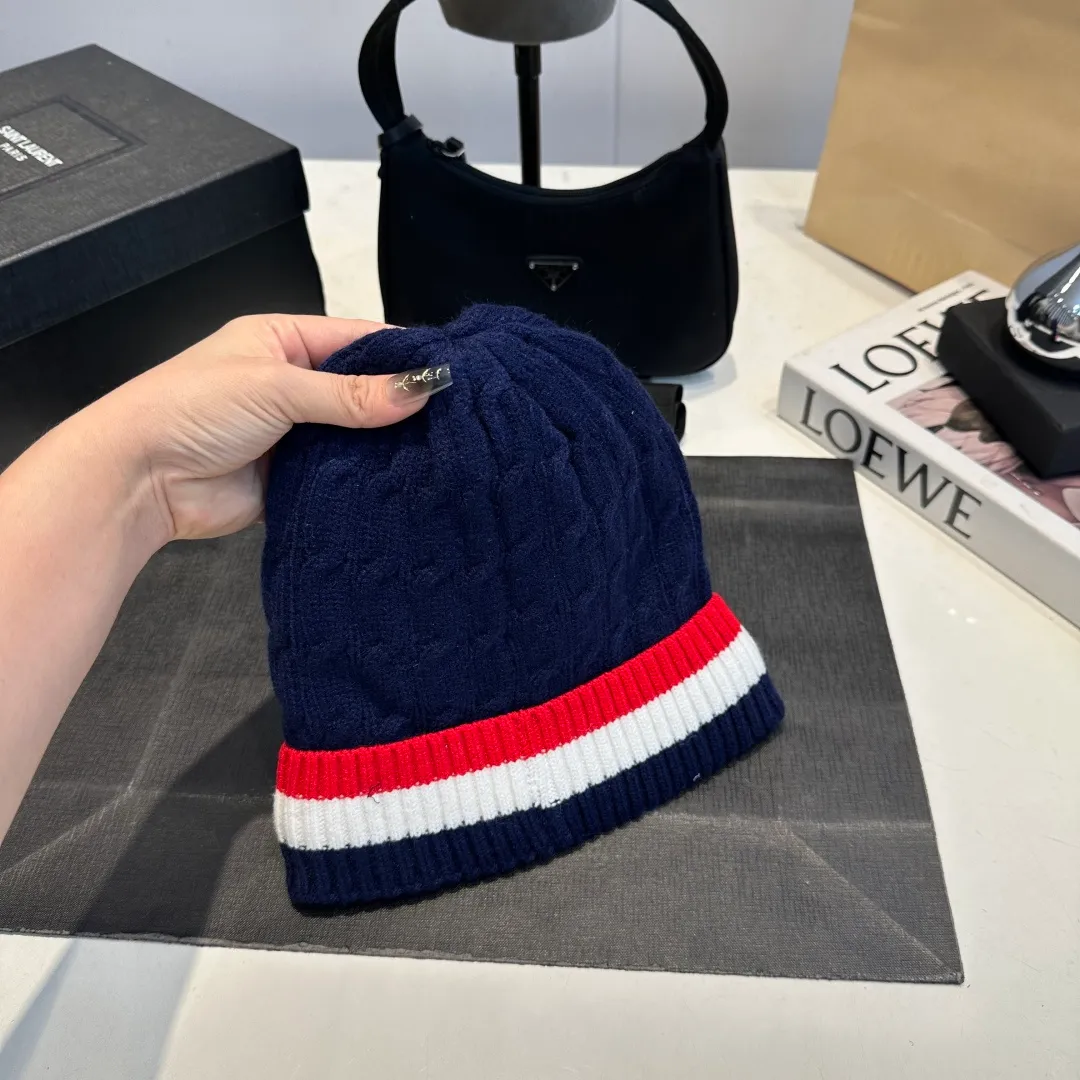 p50 Moncler's new wool beanie is furry on the head. It is warm and comfortable. It is the best partner in winter when paired with a coat or a down jacket.