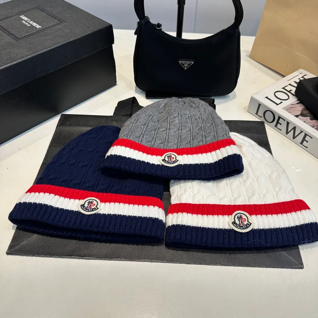 p50 Moncler's new wool beanie is furry on the head. It is warm and comfortable. It is the best partner in winter when paired with a coat or a down jacket.