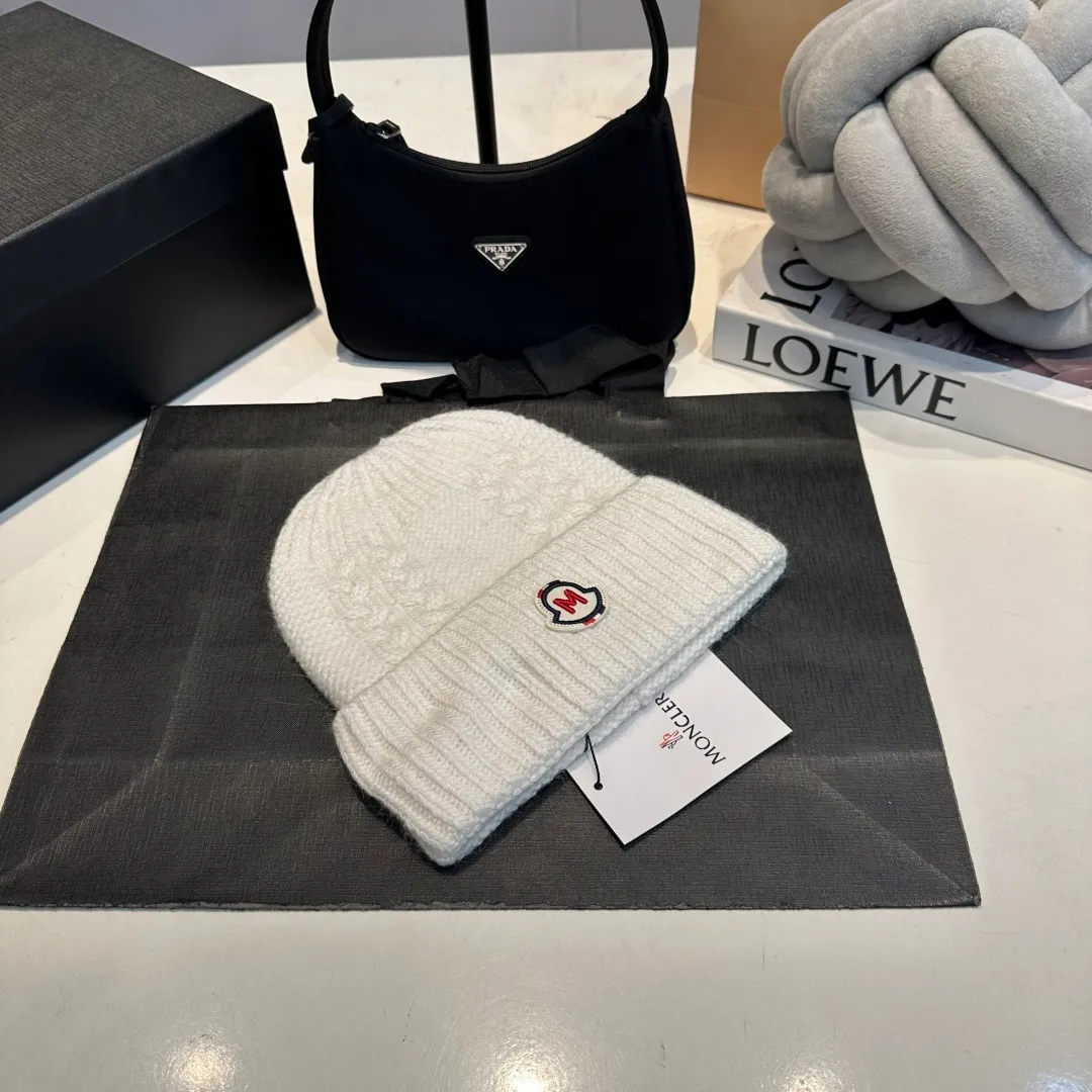 P90 high version Moncler Moncler 💥 Official website classic knitted hat, replica of the original. Very soft and skin-friendly, very elastic 💓 Textured and very versatile style ~ Warm cashmere woolen hat, one size fits all and elastic ~ Unisex, can be worn by any head size. Super quality, highly recommended