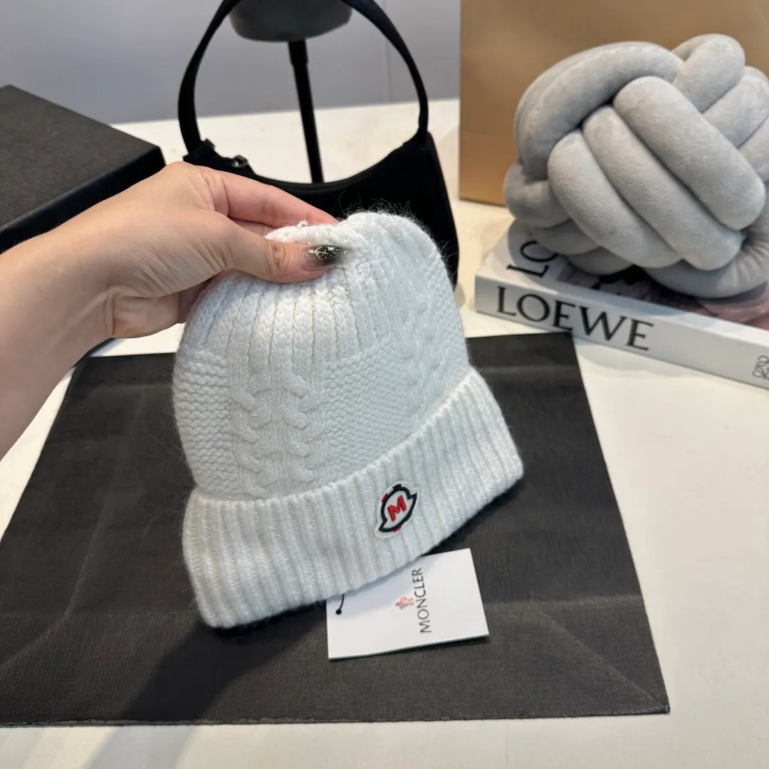 P90 high version Moncler Moncler 💥 Official website classic knitted hat, replica of the original. Very soft and skin-friendly, very elastic 💓 Textured and very versatile style ~ Warm cashmere woolen hat, one size fits all and elastic ~ Unisex, can be worn by any head size. Super quality, highly recommended