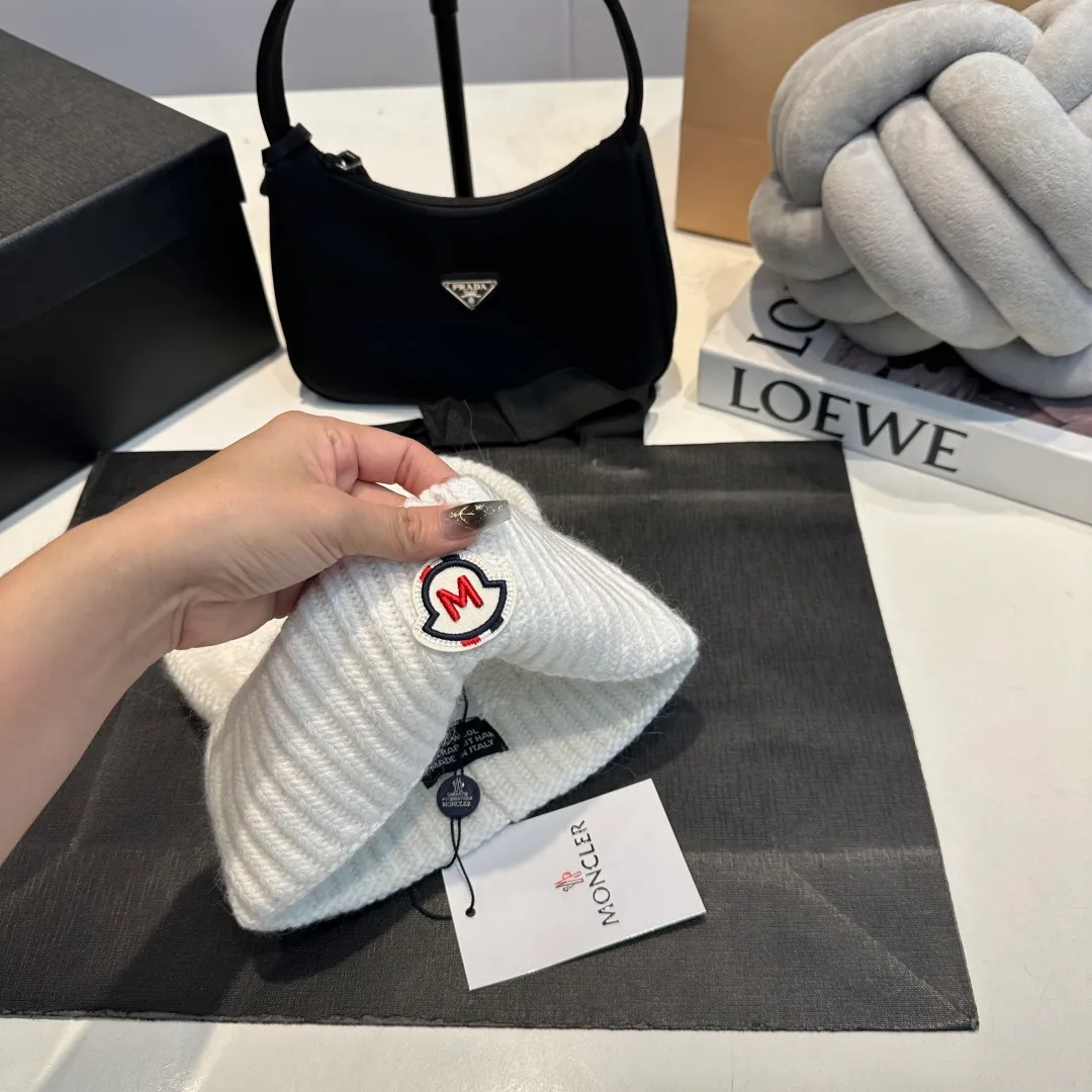 P90 high version Moncler Moncler 💥 Official website classic knitted hat, replica of the original. Very soft and skin-friendly, very elastic 💓 Textured and very versatile style ~ Warm cashmere woolen hat, one size fits all and elastic ~ Unisex, can be worn by any head size. Super quality, highly recommended