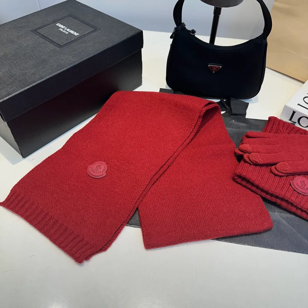 P150 Moncler three-piece muzzle suit autumn and winter cuffed wool knitted beanie. High-quality customization! This must be my favorite of minimalism. It is clean, neat, fashionable and versatile, and will definitely not be picky about your face shape! A fashionable classic that lasts forever! Both men and women are welcome!