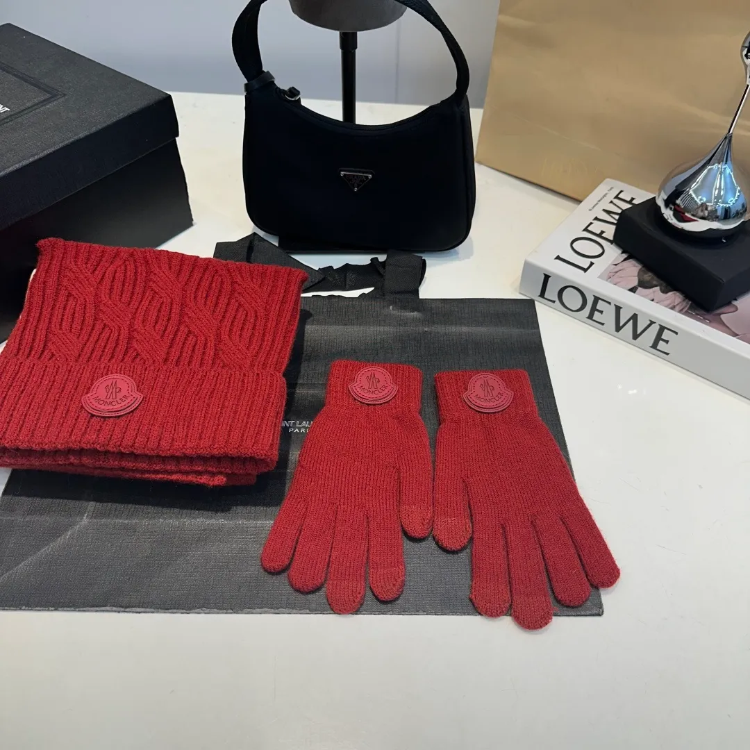 P150 Moncler three-piece muzzle suit autumn and winter cuffed wool knitted beanie. High-quality customization! This must be my favorite of minimalism. It is clean, neat, fashionable and versatile, and will definitely not be picky about your face shape! A fashionable classic that lasts forever! Both men and women are welcome!