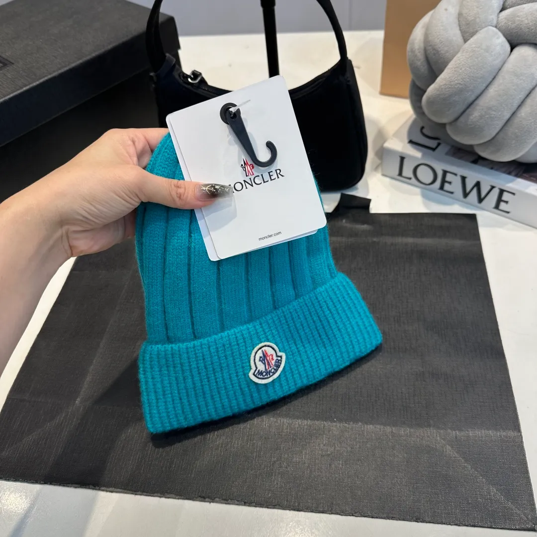 P50 Moncler 2025 early autumn and winter classic knitted hat, original replica. Very soft and skin-friendly, very elastic 💓 Textured and very versatile style ~ Warm cashmere woolen hat, one size fits all and elastic ~ Unisex, can be worn by any head circumference. Super good quality, highly recommended
