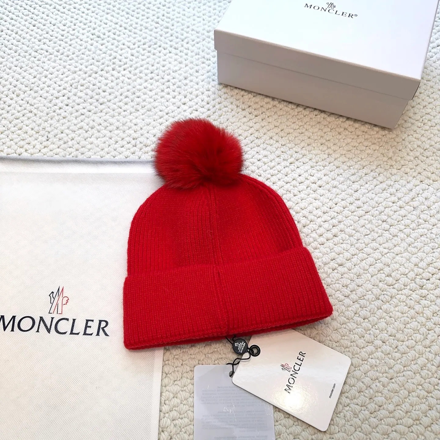 P100 with dust bag, high version Moncler Moncler 💥Official website classic knitted hat, replica of the original. Very soft and skin-friendly, very elastic 💓 Textured and very versatile style ~ Warm cashmere woolen hat, one size fits all and elastic ~ Unisex, can be worn by any head size. Super quality, highly recommended