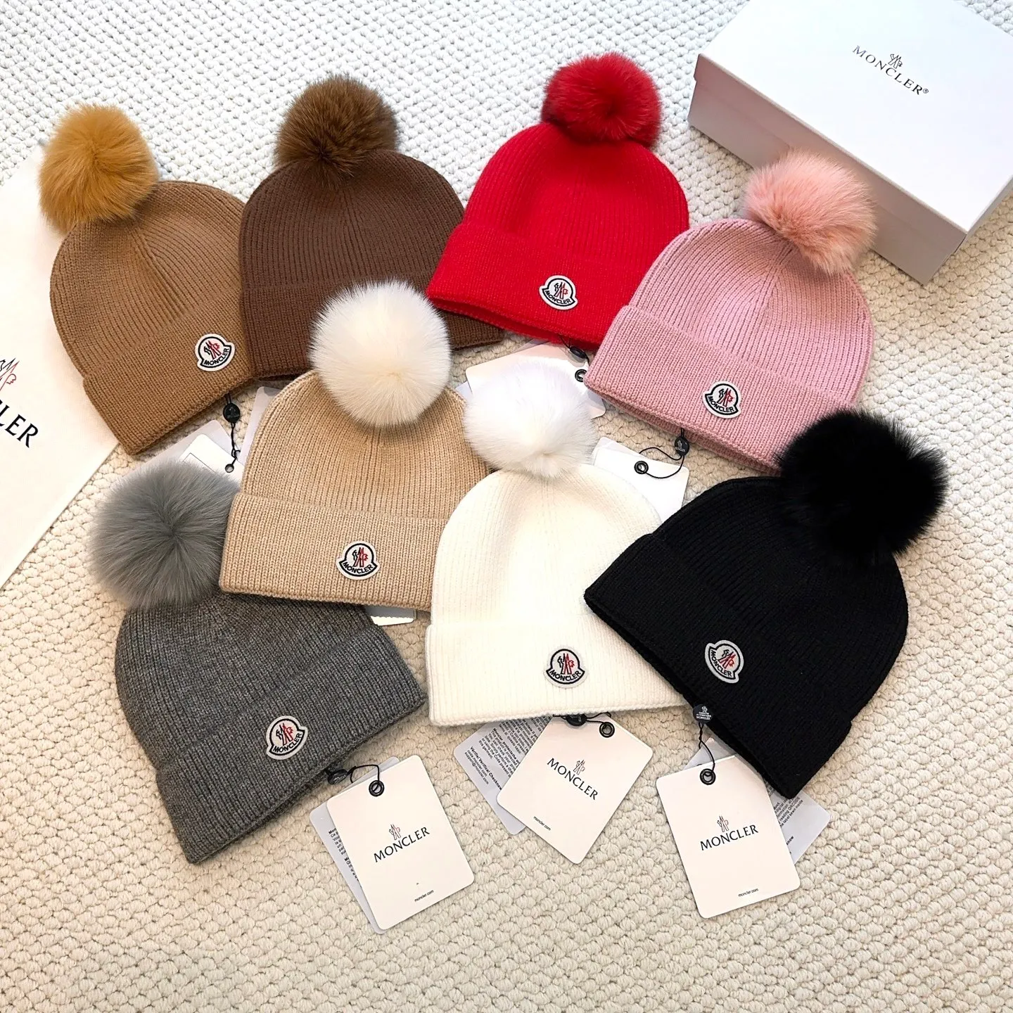 P100 with dust bag, high version Moncler Moncler 💥Official website classic knitted hat, replica of the original. Very soft and skin-friendly, very elastic 💓 Textured and very versatile style ~ Warm cashmere woolen hat, one size fits all and elastic ~ Unisex, can be worn by any head size. Super quality, highly recommended