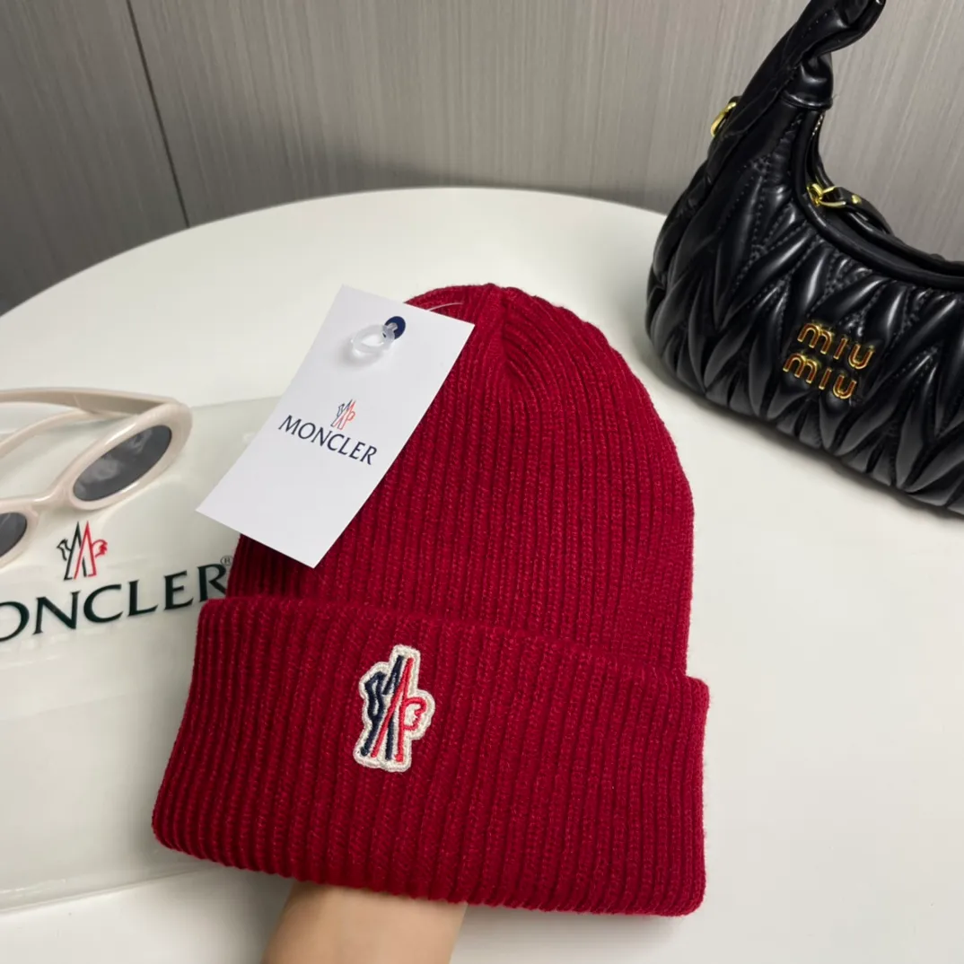 P50💰 Comes with dust bag Moncler💥 Official website classic knitted hat, original replica. Very soft and skin-friendly, very elastic 💓 Textured and very versatile style ~ Warm cashmere woolen hat, one size fits all and elastic ~ Unisex, can be worn by any head size. Super quality, highly recommended