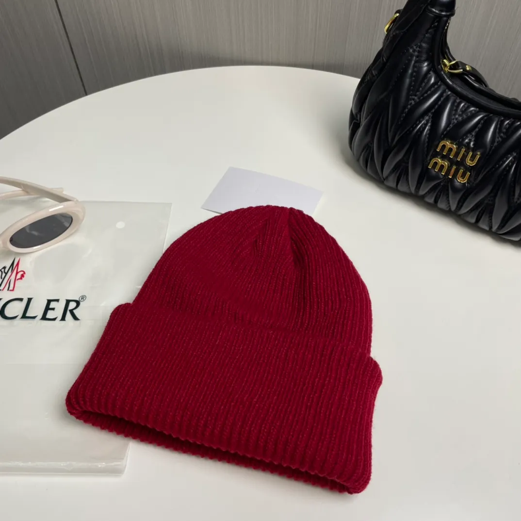 P50💰 Comes with dust bag Moncler💥 Official website classic knitted hat, original replica. Very soft and skin-friendly, very elastic 💓 Textured and very versatile style ~ Warm cashmere woolen hat, one size fits all and elastic ~ Unisex, can be worn by any head size. Super quality, highly recommended