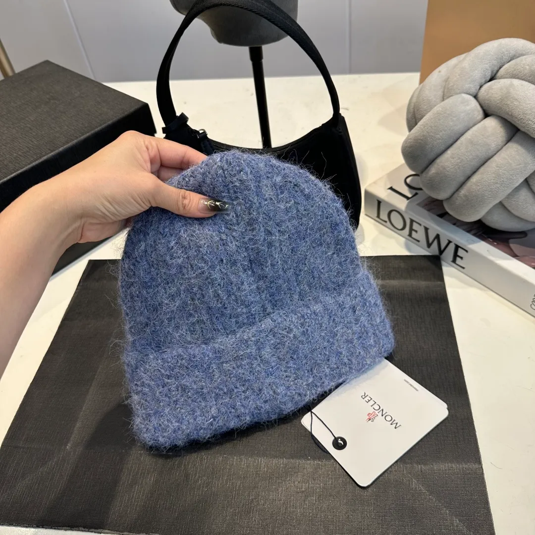 P56 MONCLER 🎩 wool knitted beanie, good quality, high-end, super soft! Super hot💖The texture is great and it’s great to match when out on the street! Fashion trends! A must-have item for winter, the same style for men and women, get it now!