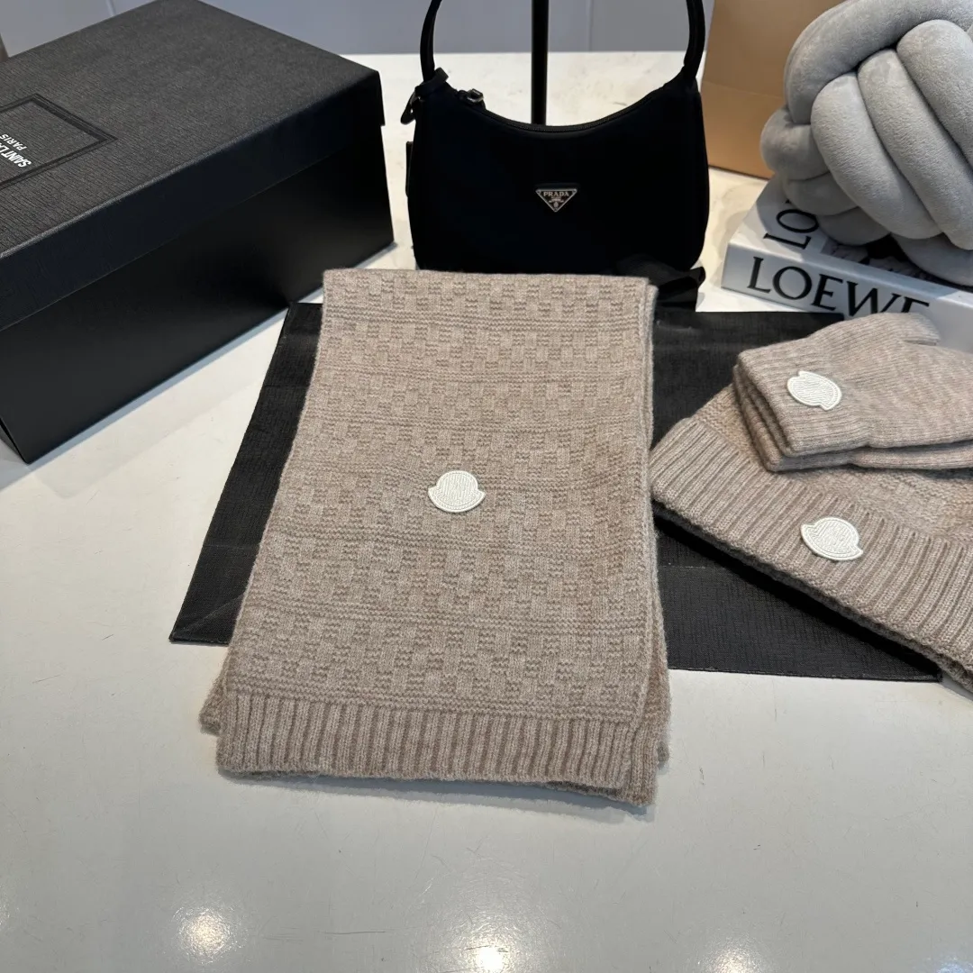 P170 Moncler muzzle suit 2025 autumn and winter style cuffed wool knitted beanie High quality customization! This must be my favorite of minimalism. It is clean, neat, fashionable and versatile, and will definitely not be picky about your face shape! A fashionable classic that lasts forever!