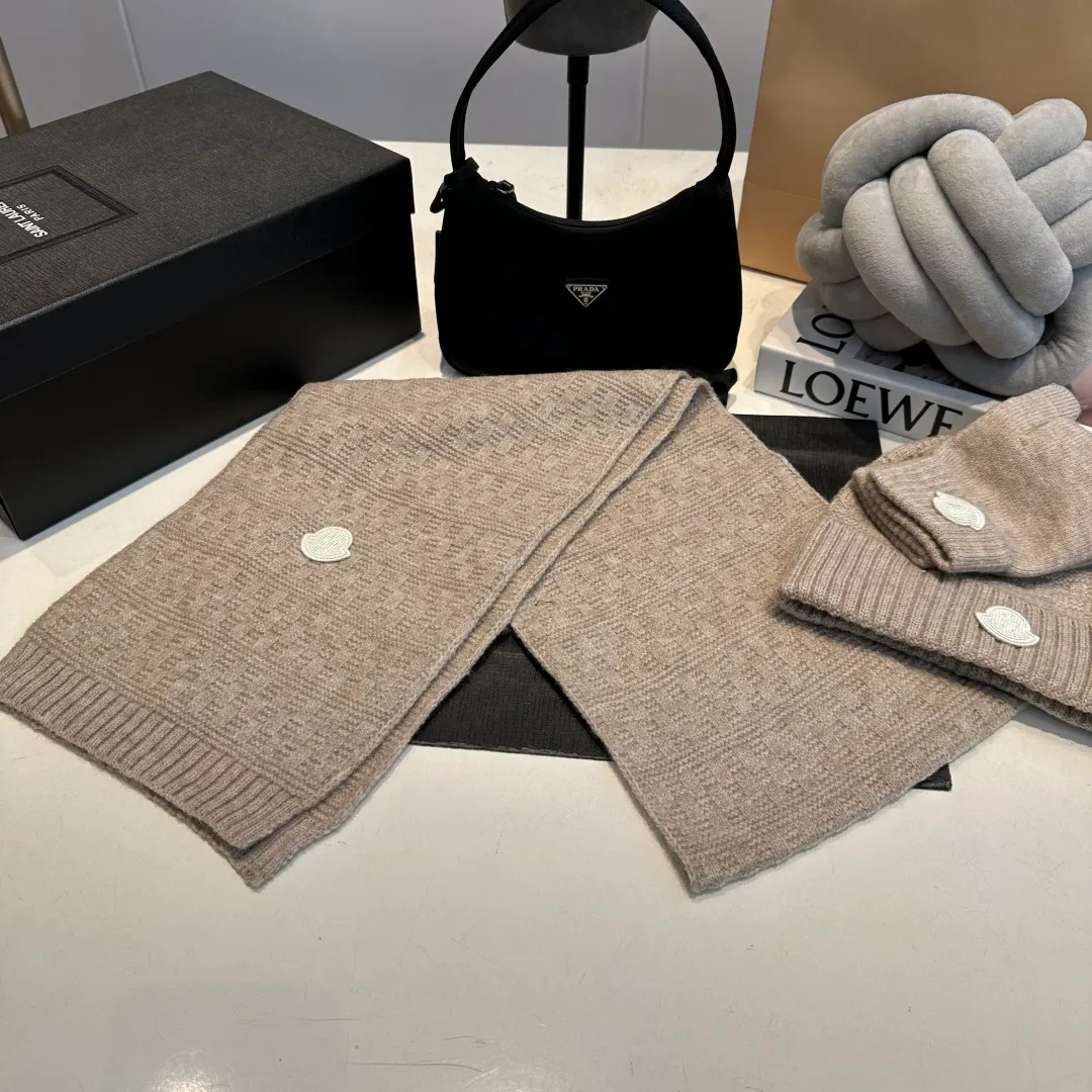P170 Moncler muzzle suit 2025 autumn and winter style cuffed wool knitted beanie High quality customization! This must be my favorite of minimalism. It is clean, neat, fashionable and versatile, and will definitely not be picky about your face shape! A fashionable classic that lasts forever!
