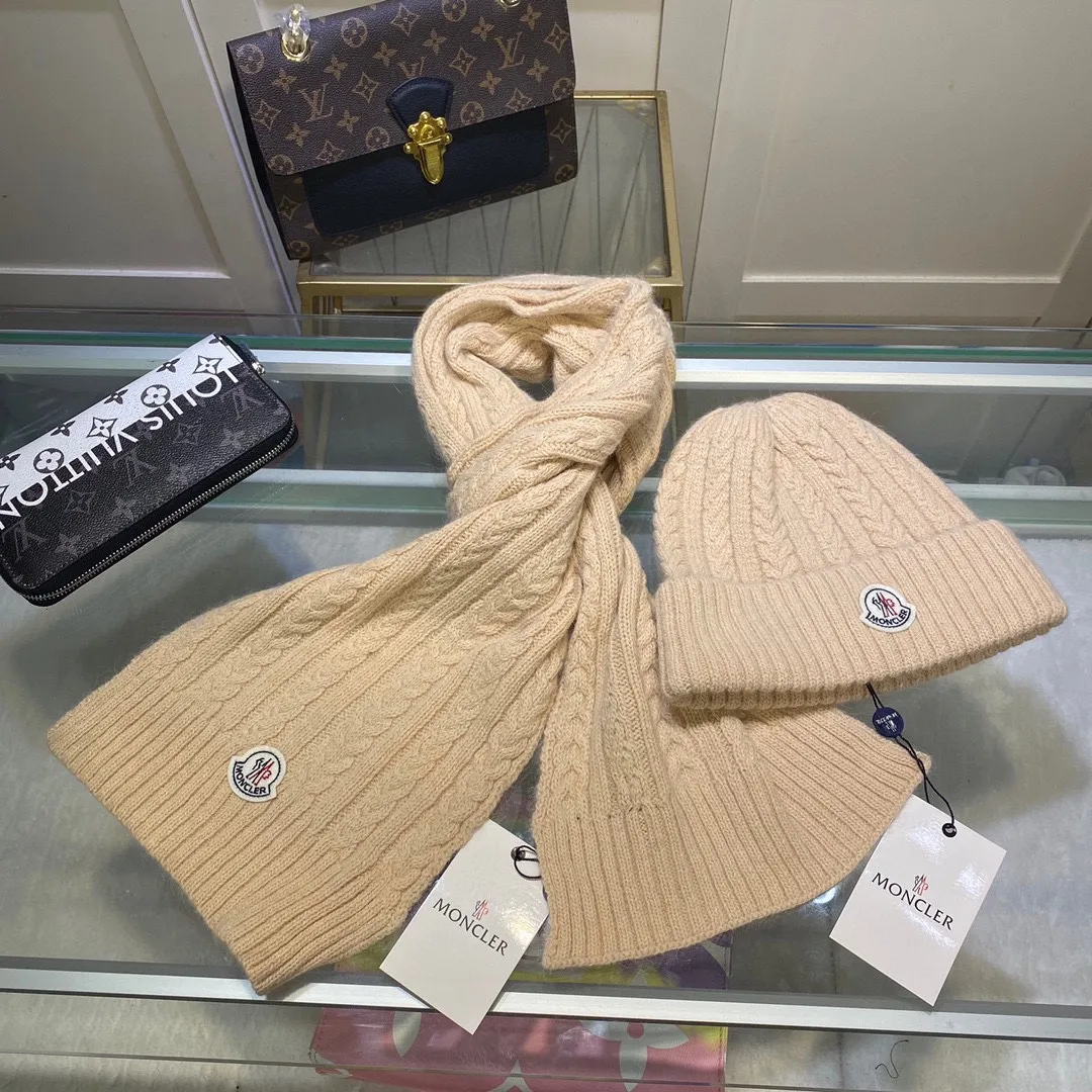 P170 MONCLER classic suit hat! Hat ➕Scarf! Cashmere and Rabbit Velvet Quality! It's warm and super comfortable~A great tool for young ladies to reduce their age in winter~This winter, all you need is a set of hats~It's warm and fashionable! Unisex model! Can be made as a couple model! Complete range of anti-counterfeiting labels and elevators! Many styles, welcome to choose!!