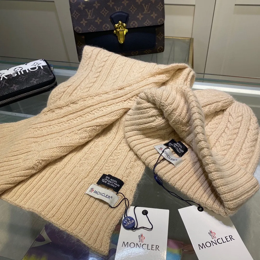 P170 MONCLER classic suit hat! Hat ➕Scarf! Cashmere and Rabbit Velvet Quality! It's warm and super comfortable~A great tool for young ladies to reduce their age in winter~This winter, all you need is a set of hats~It's warm and fashionable! Unisex model! Can be made as a couple model! Complete range of anti-counterfeiting labels and elevators! Many styles, welcome to choose!!