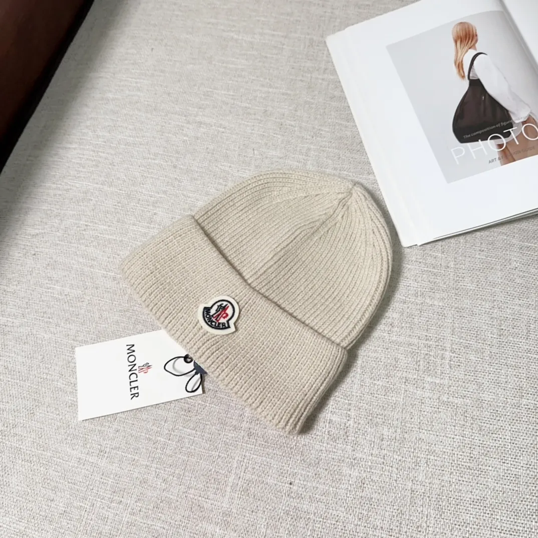 💰40 Moncler Moncler 💥Official website classic knitted hat, replica of the original. Very soft and skin-friendly, very elastic 💓 Textured and very versatile style ~ Warm cashmere woolen hat, one size fits all and elastic ~ Unisex, can be worn by any head size. Super quality, highly recommended