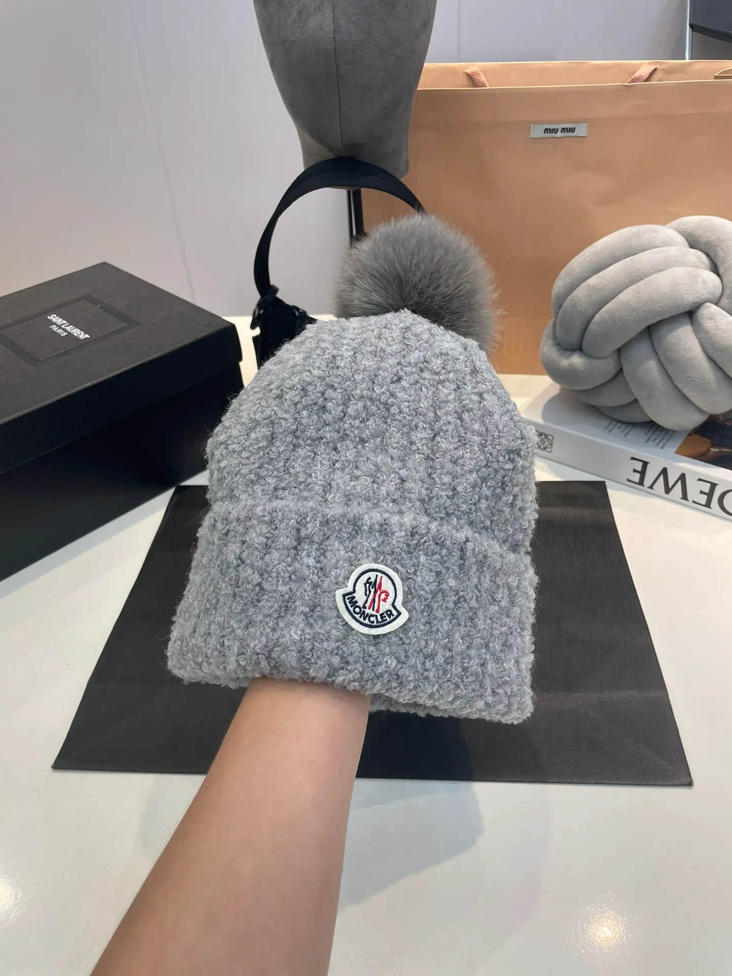 P80 MONCLER 🎩Knitted lamb thick-thread beanie, with real wool balls, good quality, high-end, and super soft! Super hot💖The texture is great and it’s great to match when out on the street! Fashion trends! A must-have item for winter, the same style for men and women, get it now!