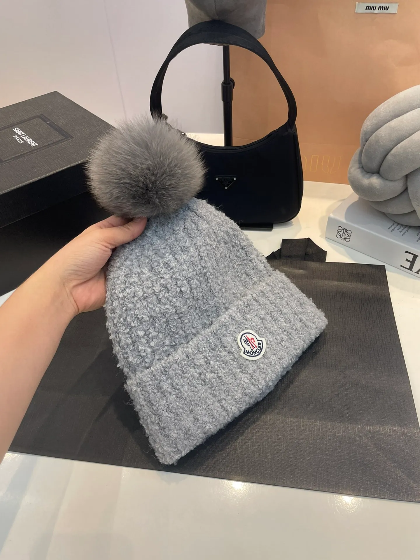 P80 MONCLER 🎩Knitted lamb thick-thread beanie, with real wool balls, good quality, high-end, and super soft! Super hot💖The texture is great and it’s great to match when out on the street! Fashion trends! A must-have item for winter, the same style for men and women, get it now!