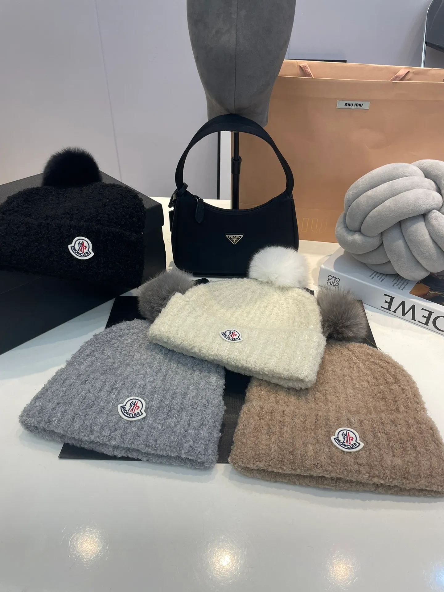 P80 MONCLER 🎩Knitted lamb thick-thread beanie, with real wool balls, good quality, high-end, and super soft! Super hot💖The texture is great and it’s great to match when out on the street! Fashion trends! A must-have item for winter, the same style for men and women, get it now!