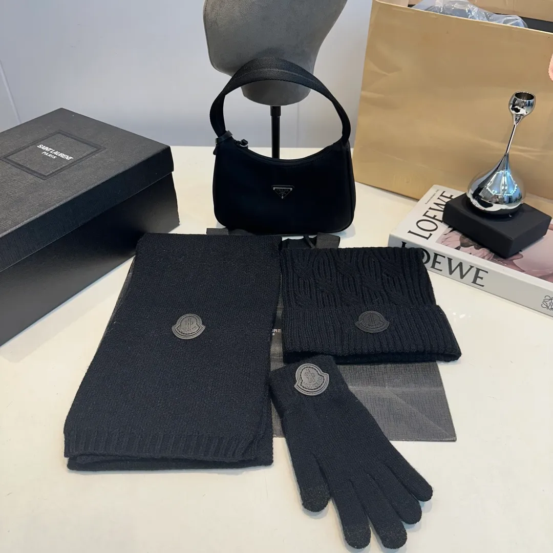 P150 Moncler three-piece muzzle suit autumn and winter cuffed wool knitted beanie. High-quality customization! This must be my favorite of minimalism. It is clean, neat, fashionable and versatile, and will definitely not be picky about your face shape! A fashionable classic that lasts forever! Both men and women are welcome!