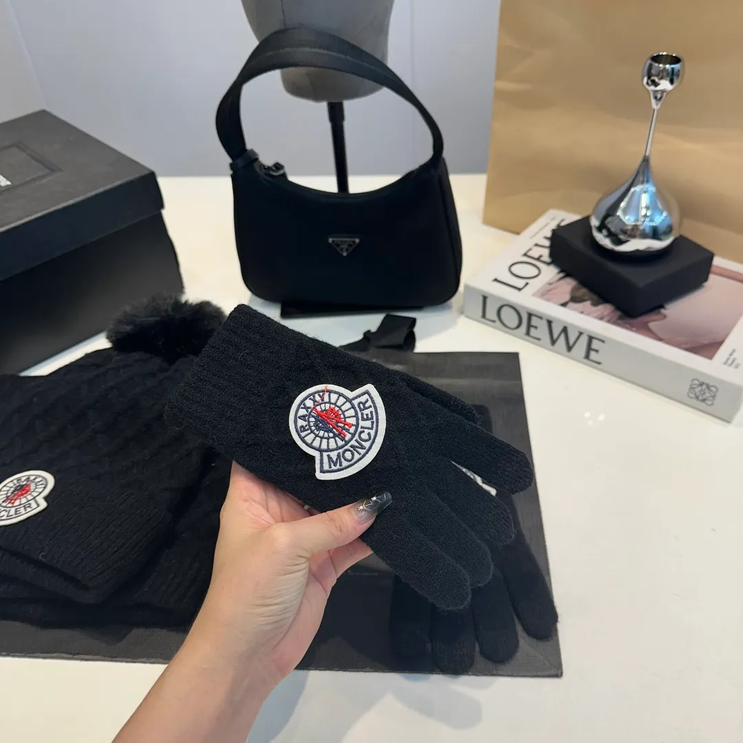 P160 Moncler muzzle suit 2025 autumn and winter style cuffed wool knitted beanie + scarf + gloves High quality customization! This must be my favorite of minimalism. It is clean, neat, fashionable and versatile, and will definitely not be picky about your face shape! A fashionable classic that lasts forever!