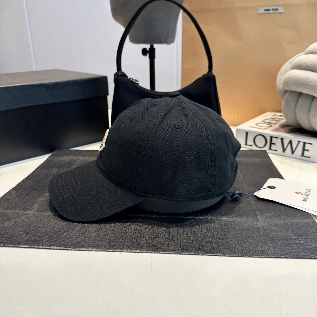 P56 MONCLER new baseball cap, a fashionable street item with a great style, a favorite among Internet celebrities and fashion bloggers! High quality, comfortable and breathable, concave shape looks good