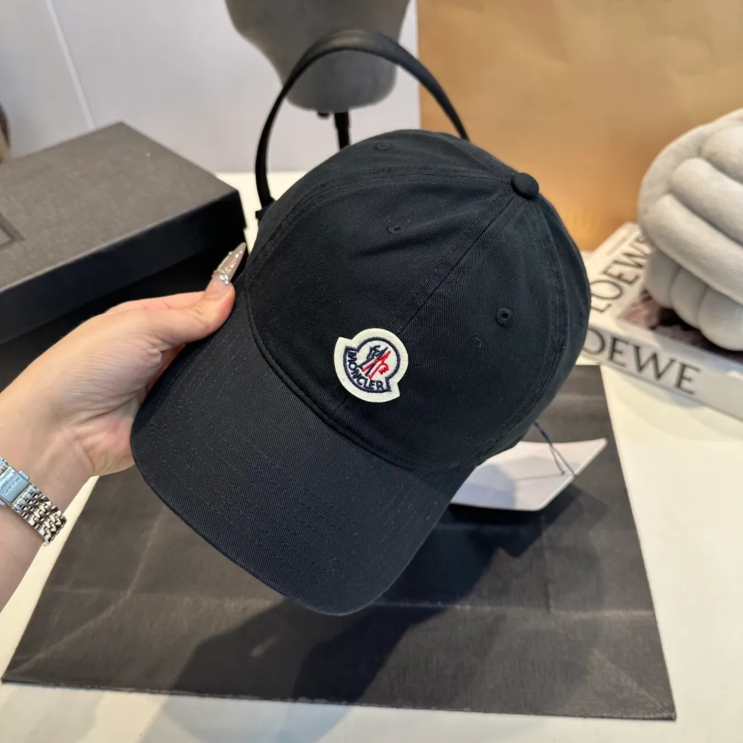 P56 MONCLER new baseball cap, a fashionable street item with a great style, a favorite among Internet celebrities and fashion bloggers! High quality, comfortable and breathable, concave shape looks good