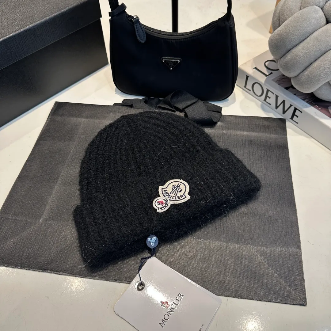 P56 MONCLER 🎩 wool knitted beanie, good quality, high-end, super soft! Super hot💖The texture is great and it’s great to match when out on the street! Fashion trends! A must-have item for winter, the same style for men and women, get it now!