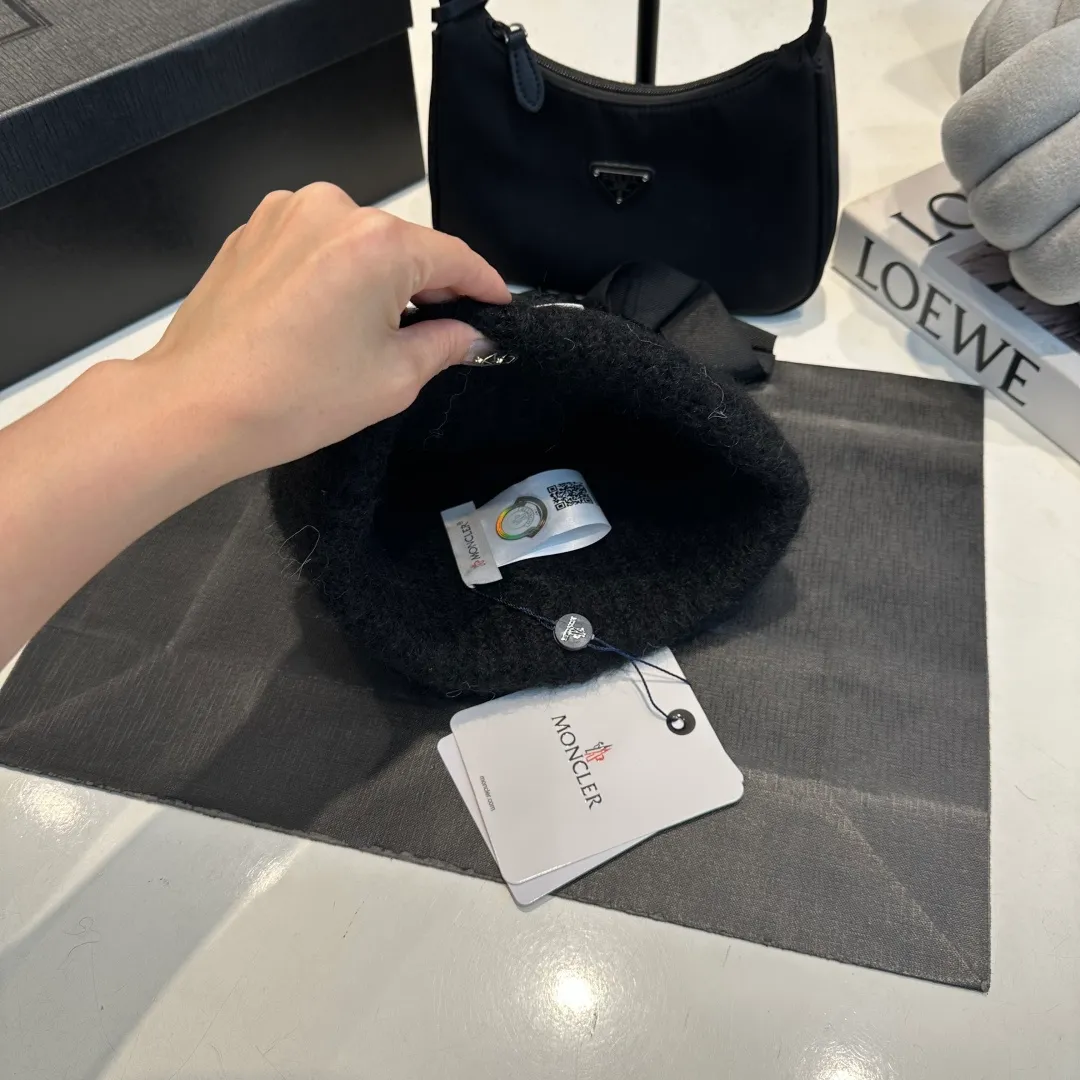P56 MONCLER 🎩 wool knitted beanie, good quality, high-end, super soft! Super hot💖The texture is great and it’s great to match when out on the street! Fashion trends! A must-have item for winter, the same style for men and women, get it now!