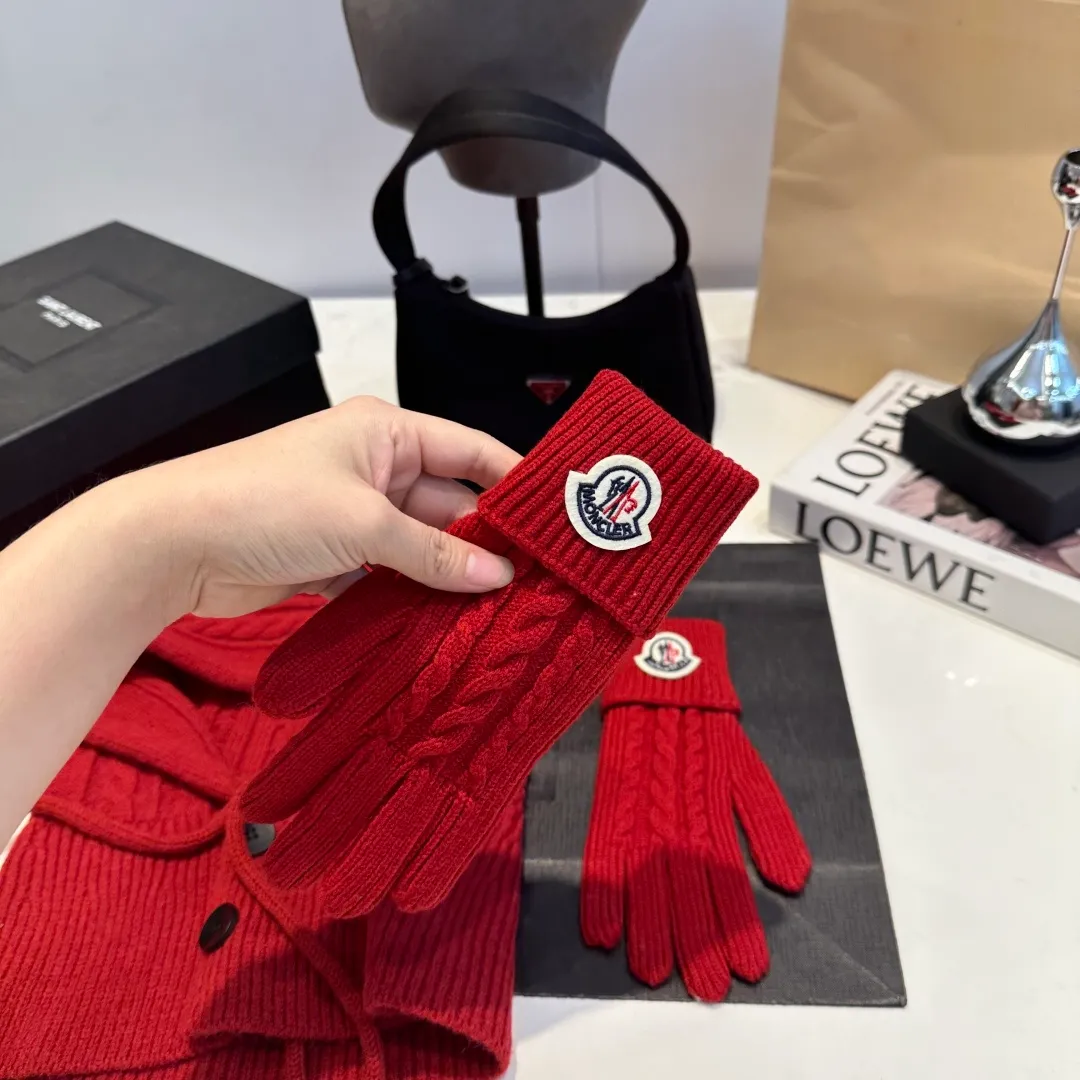 p140 Moncler Mouth Cover Set Hat + Gloves Autumn and Winter Knitted Beanie Hat This must be my favorite of minimalism. It is clean, neat, fashionable and versatile, and will definitely not be picky about your face shape! A fashionable classic that lasts forever!