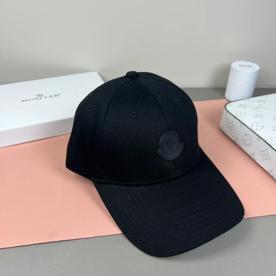 P52 comes with dust bag and MONCLER mouth covering🎩Good quality, high-end and stylish, super popular💖The texture is great, it’s great to match when out on the street! Fashion trends! A must-have item for going out, the same style for men and women, get it now!