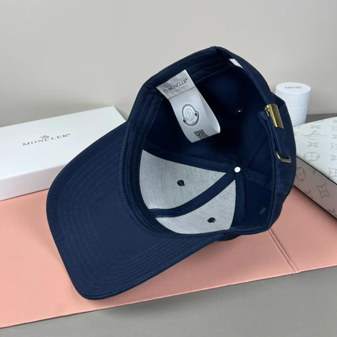 P52 comes with dust bag and MONCLER mouth covering🎩Good quality, high-end and stylish, super popular💖The texture is great, it’s great to match when out on the street! Fashion trends! A must-have item for going out, the same style for men and women, get it now!