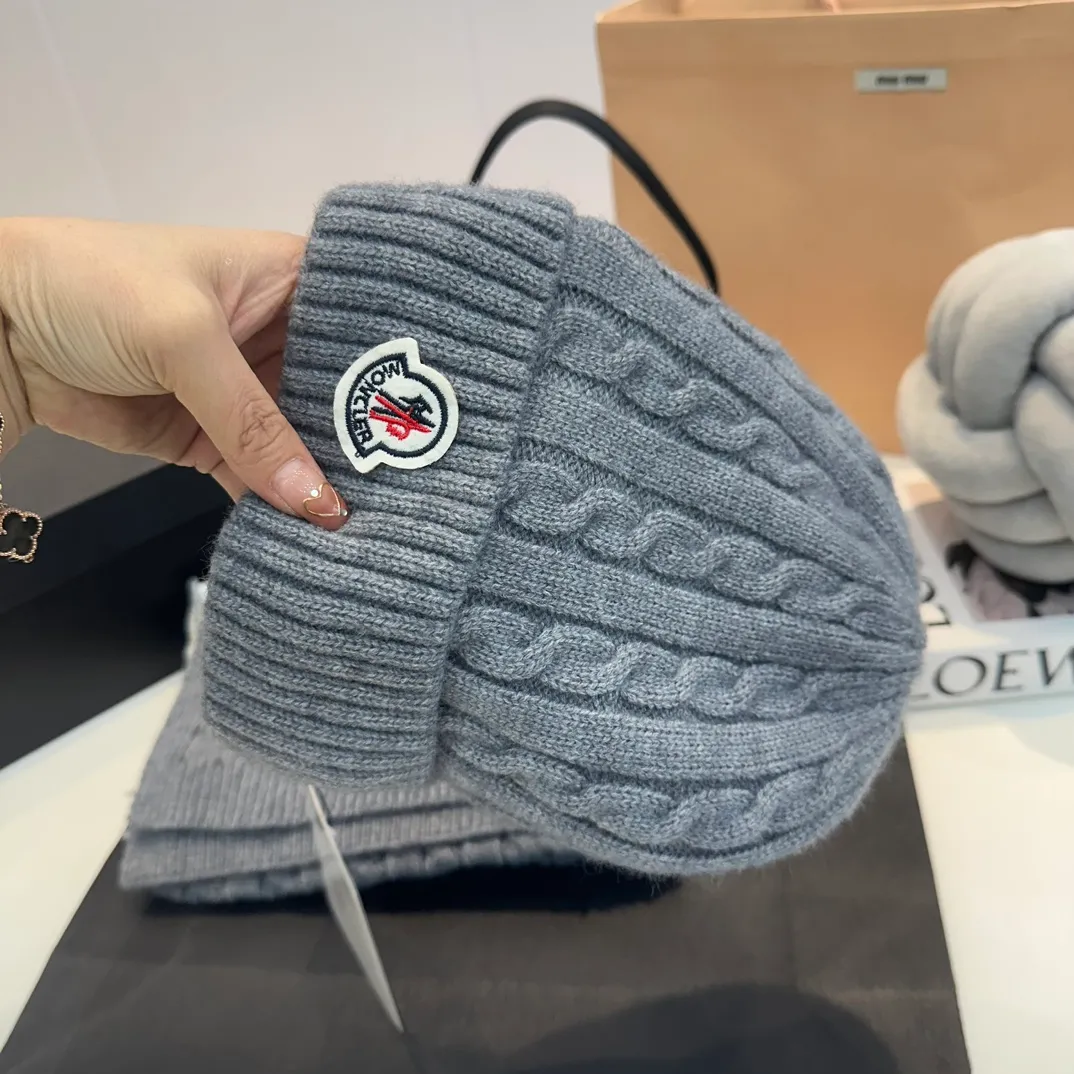 P180 Moncler autumn and winter counter model knitted beanie + scarf + gloves three-piece set, classic pattern, warm and fashionable! Fashionable and popular 🌸First-class texture, pure wool