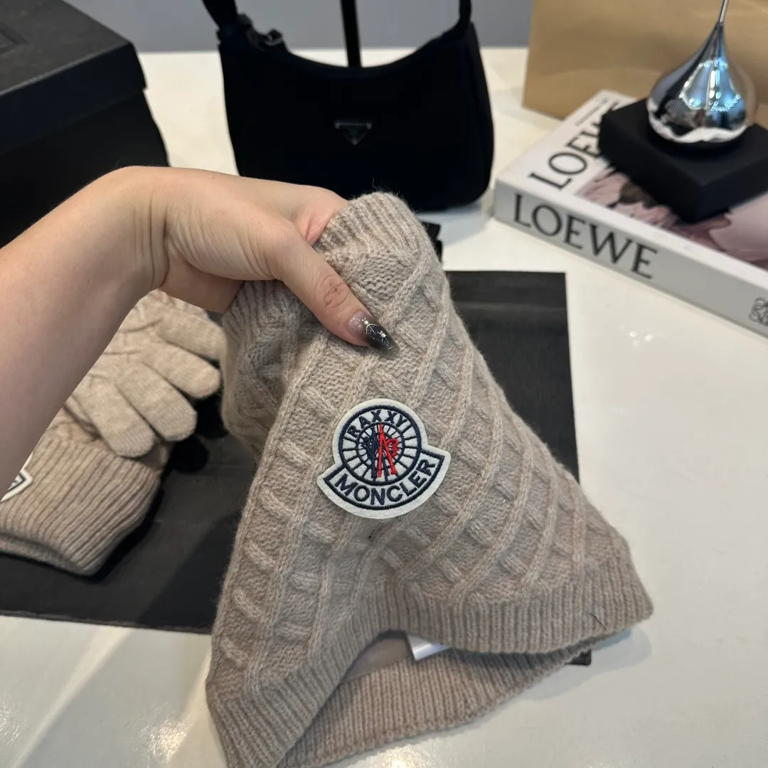 P160 Moncler muzzle suit 2025 autumn and winter style cuffed wool knitted beanie + scarf + gloves High quality customization! This must be my favorite of minimalism. It is clean, neat, fashionable and versatile, and will definitely not be picky about your face shape! A fashionable classic that lasts forever!