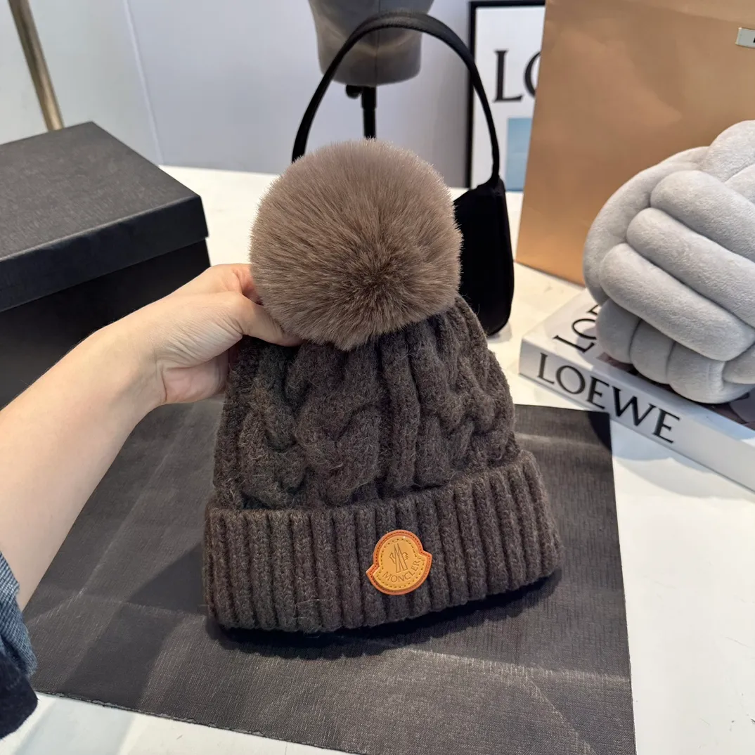 P70 Moncler 💥 Official website classic knitted hat, replica of the original. Very soft and skin-friendly, very elastic 💓 Textured and very versatile style ~ Warm cashmere woolen hat, one size fits all and elastic ~ Unisex, can be worn by any head size. Super quality, highly recommended