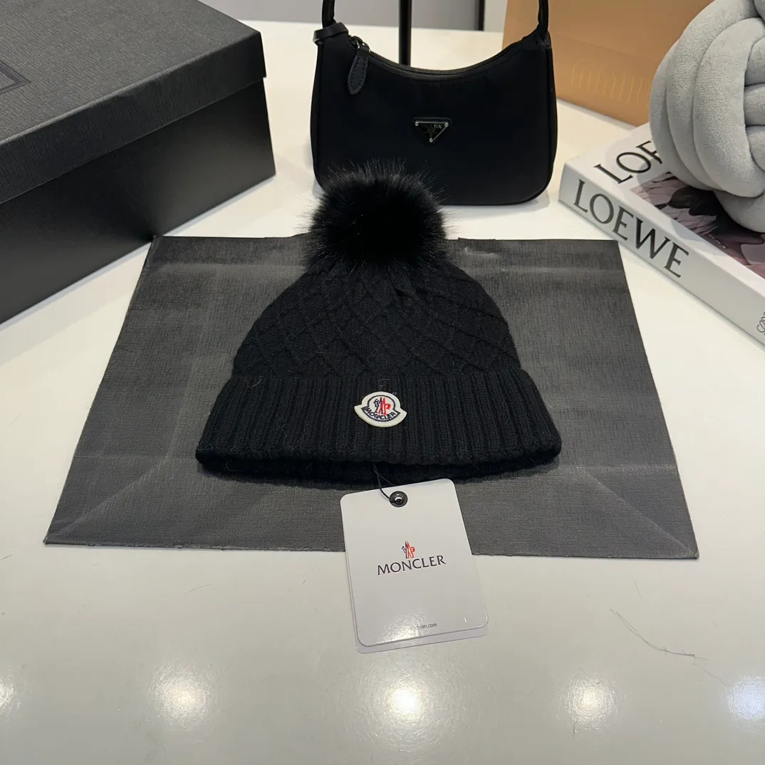 P78 Moncler👒high-end genuine exclusive style, hemp flower knitted hat, made of selected wool, skin-friendly and super soft‼ ️Paired with fox fur balls, it is very age-reducing‼ ️Complete trademark hangtags