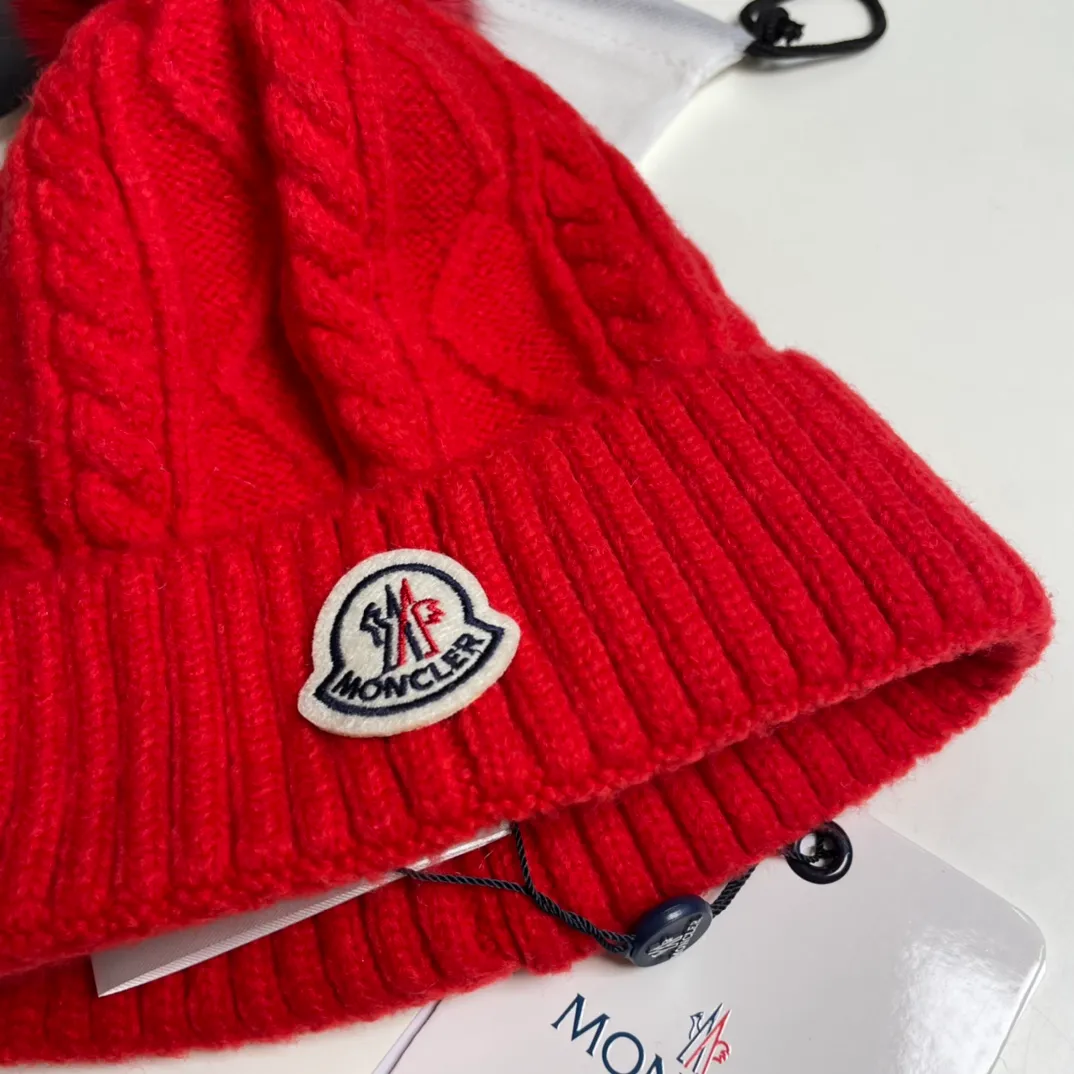 P90 with dust bag Moncler👒Classic original single-mouthed knitted wool hat, made of selected wool fabrics with ultra-high wool content‼ ️It feels super soft and has excellent elasticity. The rabbit fur ball is high-end, age-reducing and super warm!