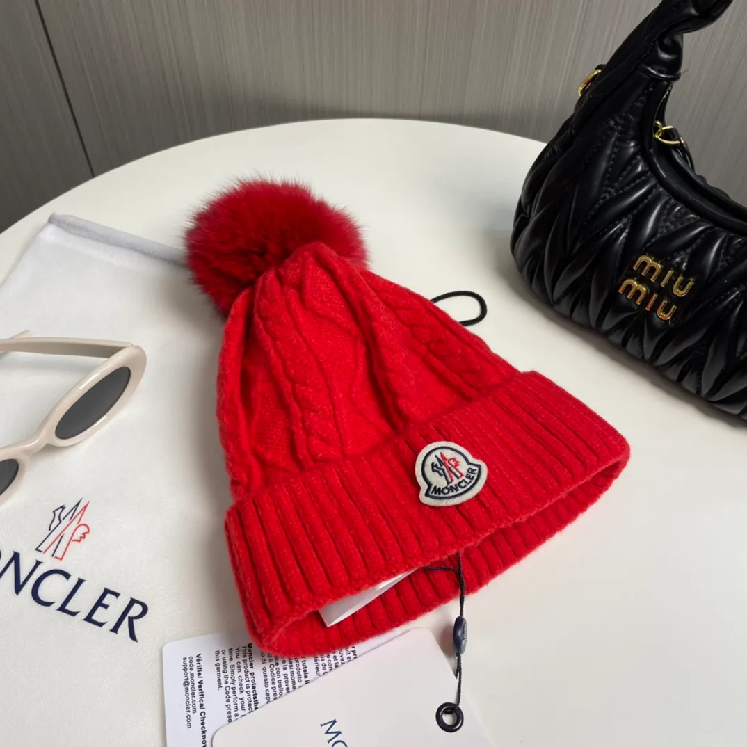 P90 with dust bag Moncler👒Classic original single-mouthed knitted wool hat, made of selected wool fabrics with ultra-high wool content‼ ️It feels super soft and has excellent elasticity. The rabbit fur ball is high-end, age-reducing and super warm!