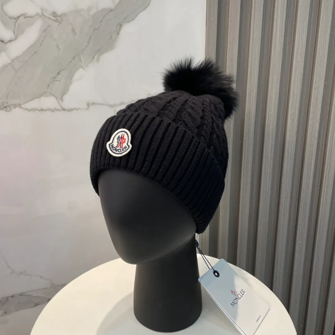 P90 with dust bag Moncler👒Classic original single-mouthed knitted wool hat, made of selected wool fabrics with ultra-high wool content‼ ️It feels super soft and has excellent elasticity. The rabbit fur ball is high-end, age-reducing and super warm!