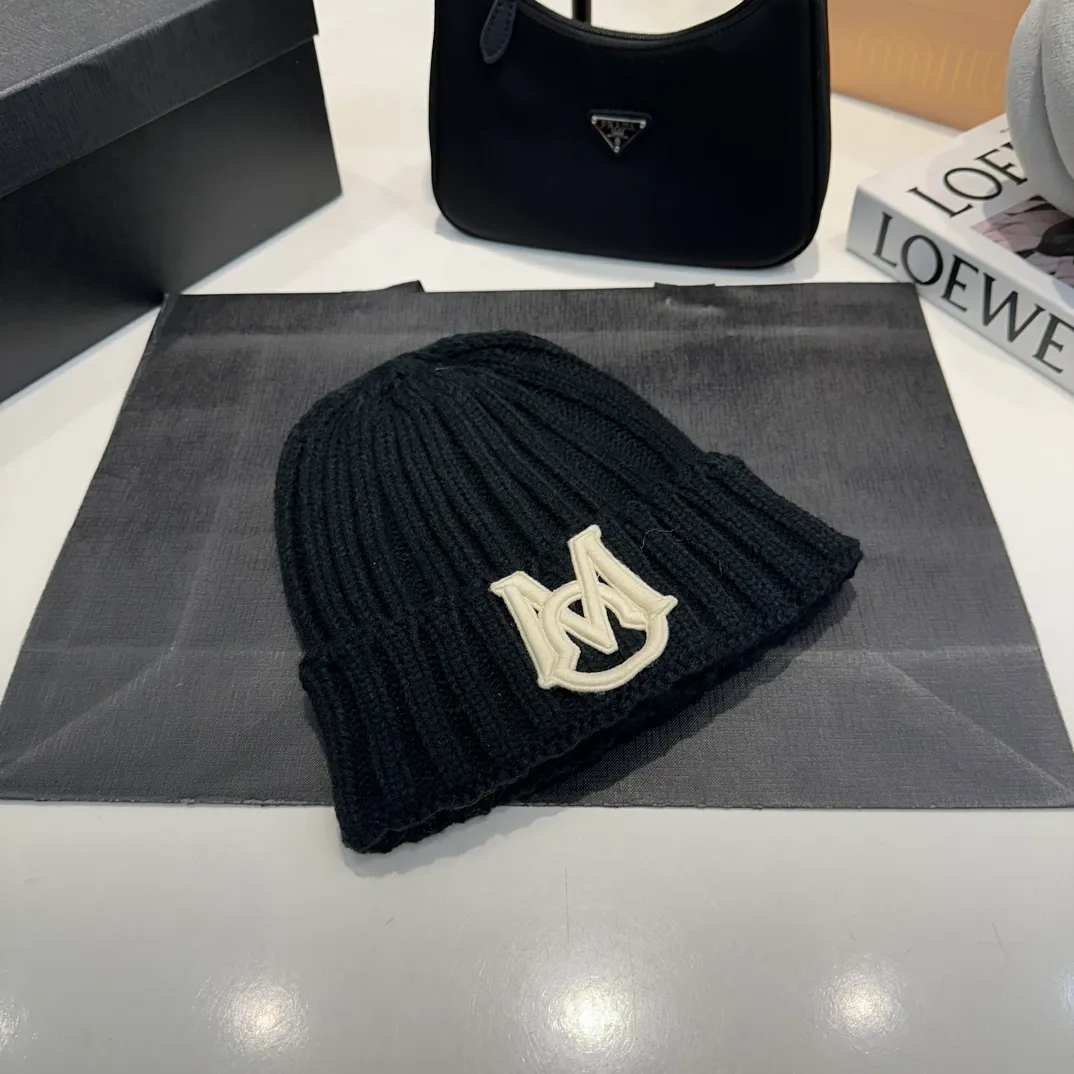 P60 Moncler 💥 Official website classic knitted hat, replica of the original. Very soft and skin-friendly, very elastic 💓 Textured and very versatile style ~ Warm cashmere woolen hat, one size fits all and elastic ~ Unisex, can be worn by any head size. Super quality, highly recommended
