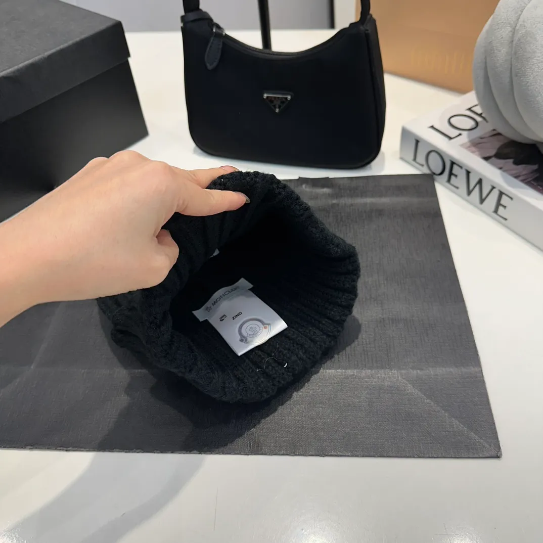 P60 Moncler 💥 Official website classic knitted hat, replica of the original. Very soft and skin-friendly, very elastic 💓 Textured and very versatile style ~ Warm cashmere woolen hat, one size fits all and elastic ~ Unisex, can be worn by any head size. Super quality, highly recommended