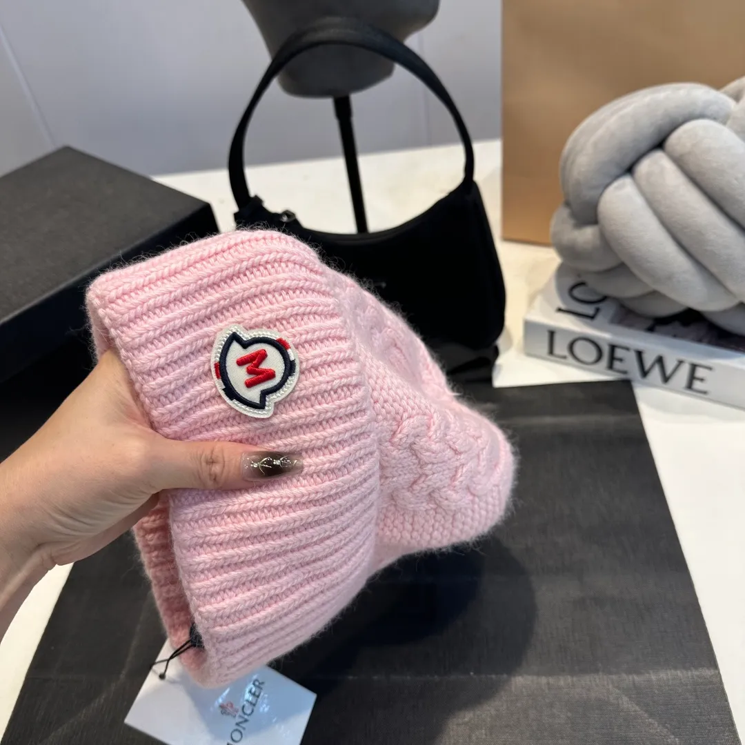 P90 high version Moncler Moncler 💥 Official website classic knitted hat, replica of the original. Very soft and skin-friendly, very elastic 💓 Textured and very versatile style ~ Warm cashmere woolen hat, one size fits all and elastic ~ Unisex, can be worn by any head size. Super quality, highly recommended